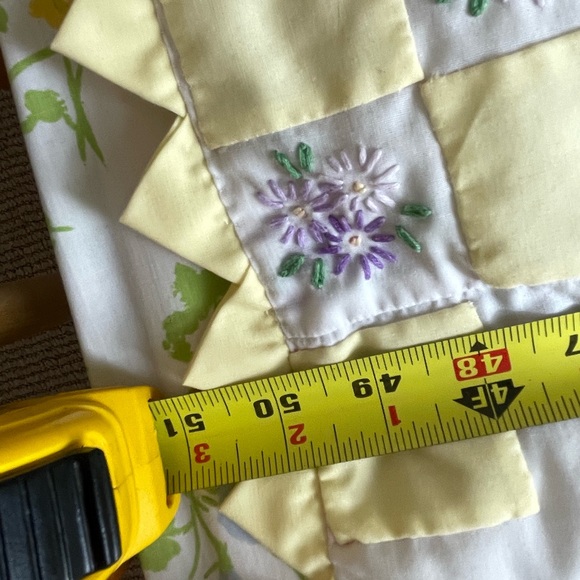 Vintage embroidered handmade crib quilt with prairie points border - Picture 4 of 6